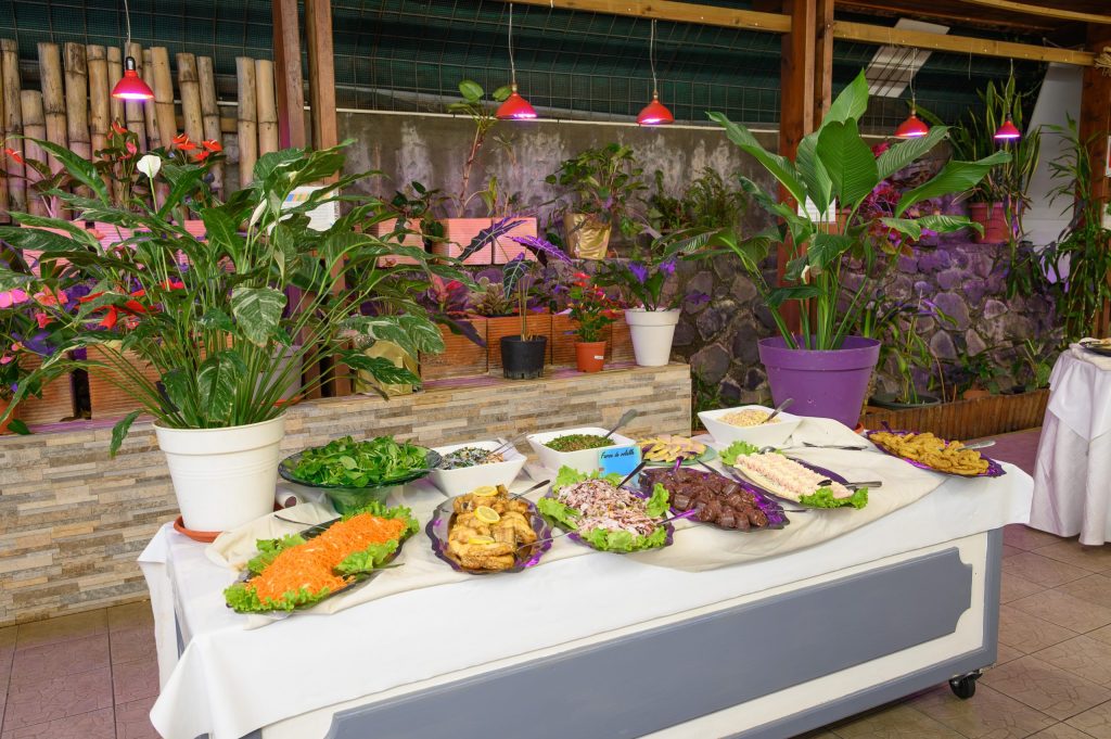 Le buffet du Lagon Bleu à Saint-Pierre