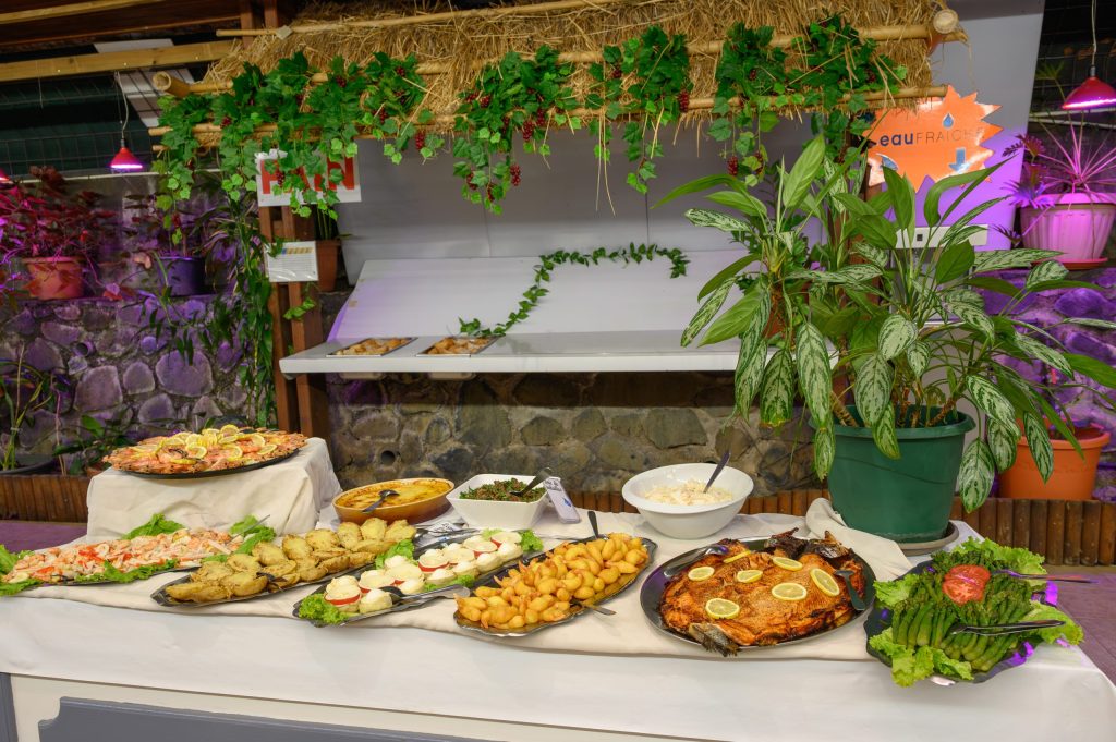 Le buffet du Lagon Bleu à Saint-Pierre