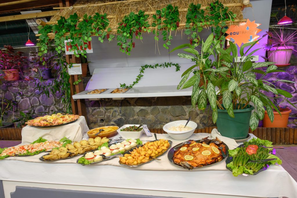 La salle et le buffet du Lagon Bleu