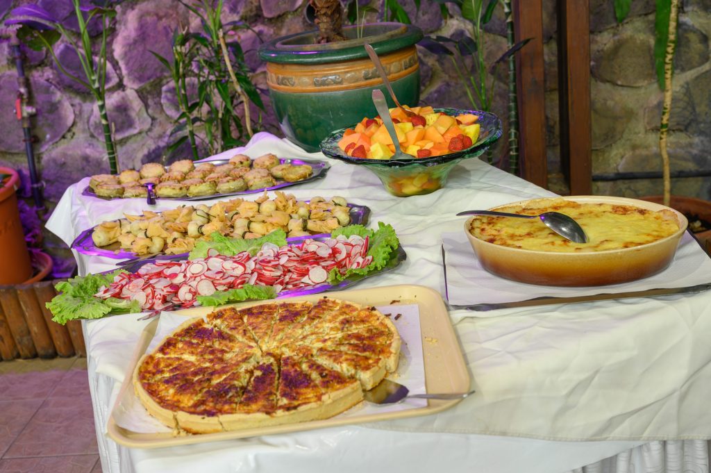 Le buffet du Lagon Bleu à Saint-Pierre