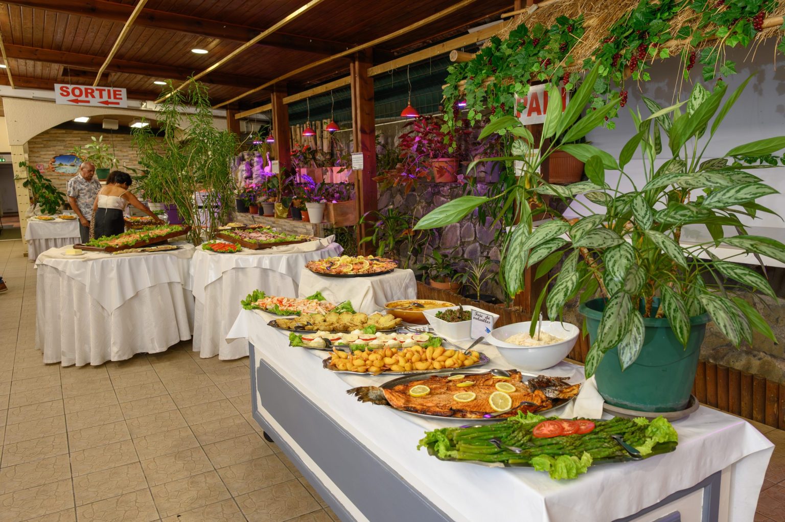 Le buffet du Lagon Bleu à Saint-Pierre