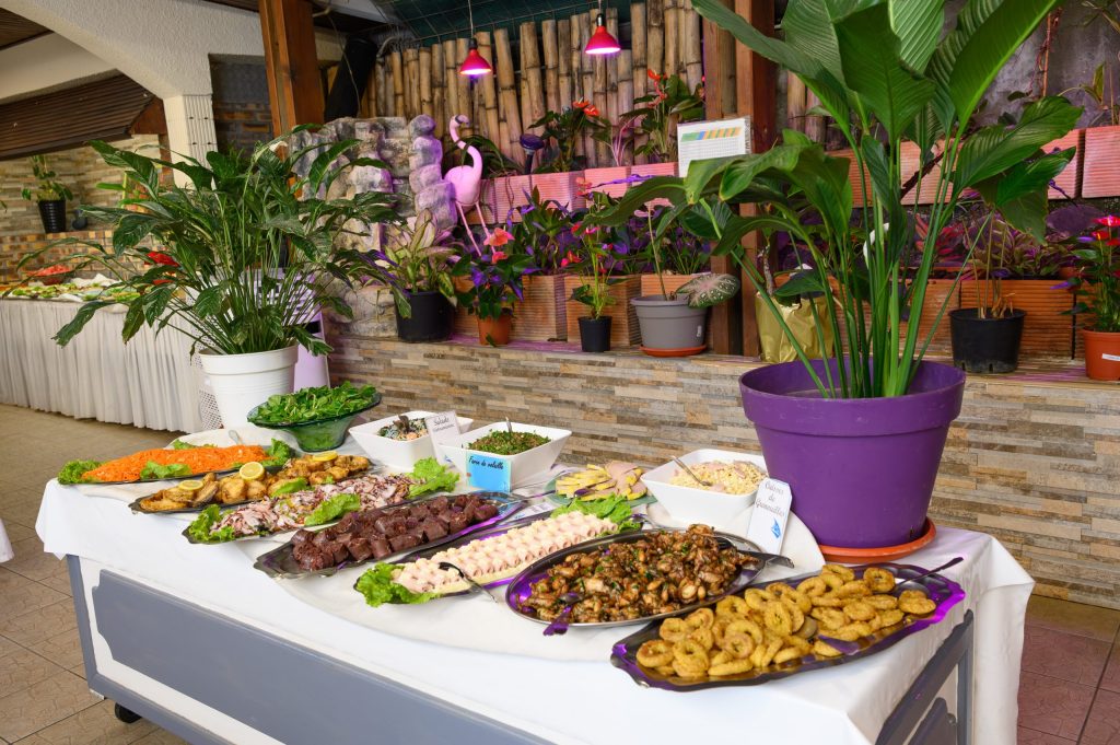 Le buffet du Lagon Bleu à Saint-Pierre
