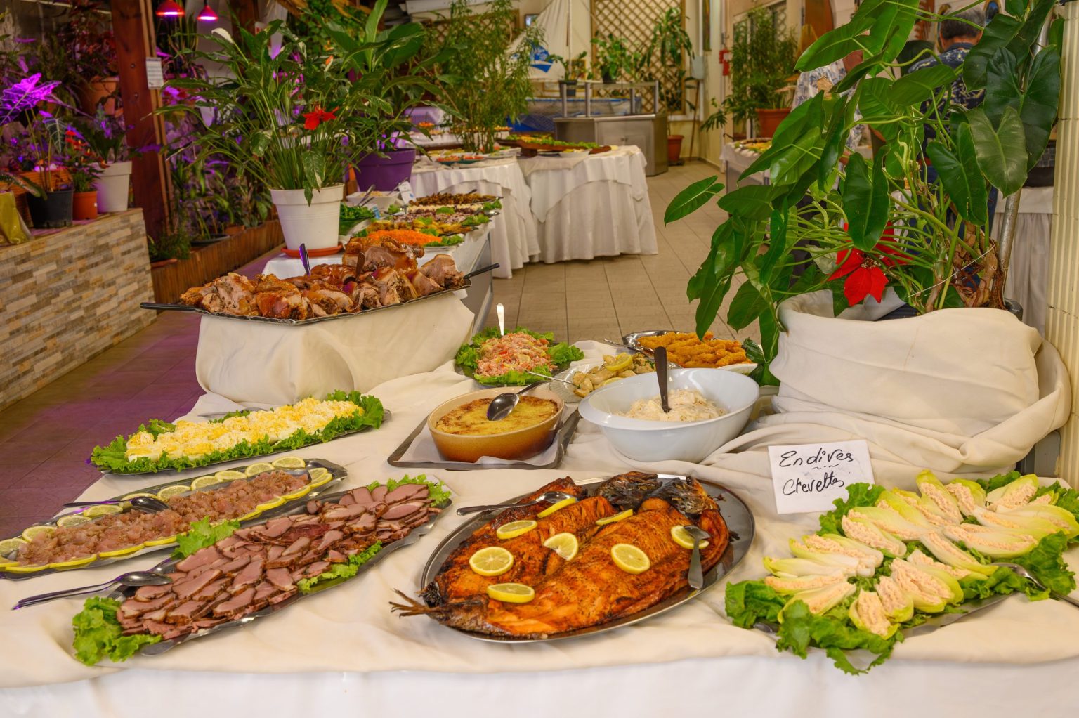 Le buffet du Lagon Bleu à Saint-Pierre