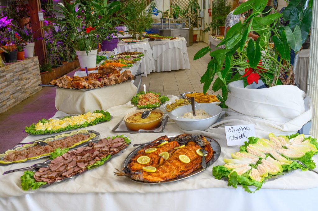 Le buffet du Lagon Bleu à Saint-Pierre